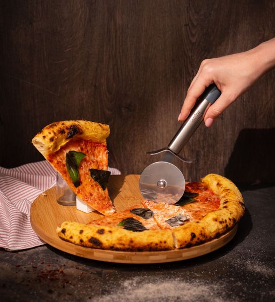 Набор домашнего пиццайолы: рукавица силиконовая, нож для пиццы, венчик, терка, щипцы кухонные Krauff + ПОДАРОК:Подставка под горячее силиконовая 28427 фото